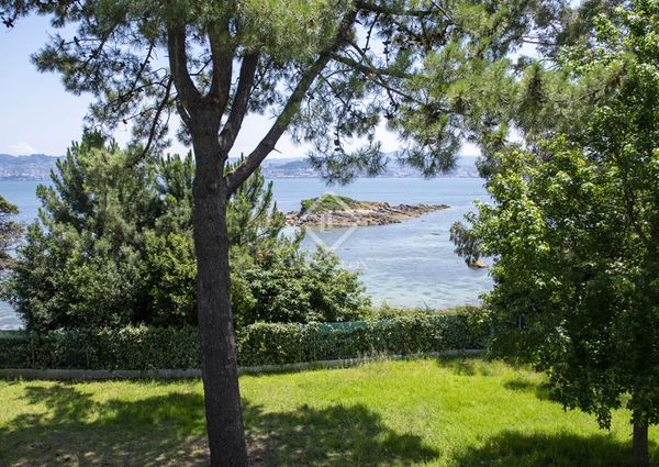 An outstanding contemporary seafront villa for rent with splendid views, located in Cangas, Pontevedra