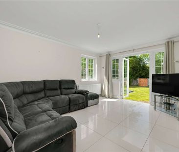 Impressive six bedroom family home in a highly convenient location. - Photo 1