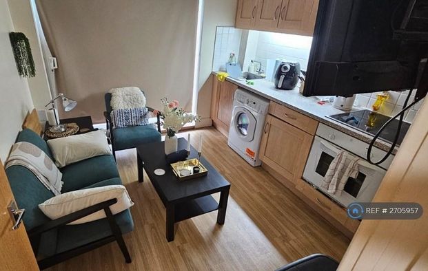 3 bedroom flat to rent - Photo 1