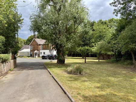 5 bedroom semi-detached house to rent - Photo 2