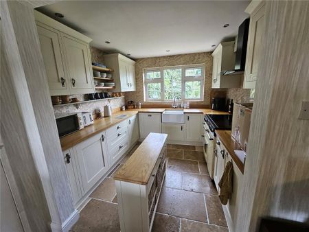 4 bedroom semi-detached house to rent - Photo 5