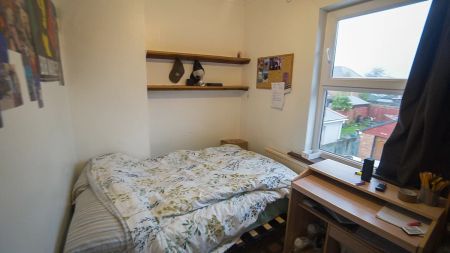 To Rent Boundary Rd, Ensbury Park, Bournemouth, BH10 £3,396 pcm Tenancy Info - Photo 4