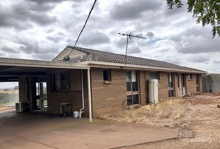 Location Location! - Photo 5