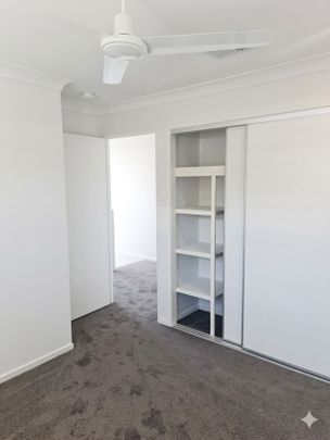 4 BEDROOM 2 BATH TOWNHOUSE WITH DUCTED AIR - Photo 1