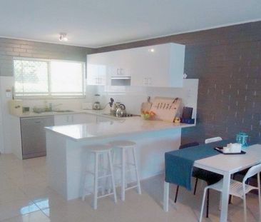 Spacious Beachside Townhouse – Prime Location! - Photo 6