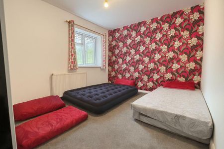 6 bedroom semi-detached house to rent - Photo 3