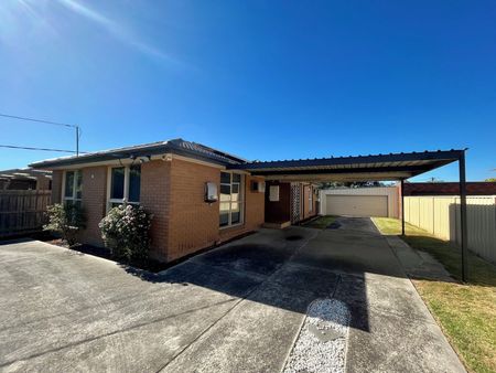 LOVELY THREE BEDROOM HOME - Photo 5