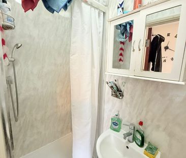 Ensuite room close to ilford station - ideal for single working person - Photo 2