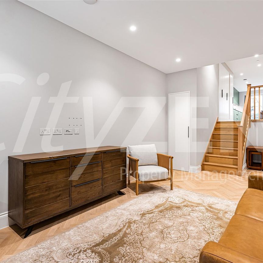 Explorer Way, London - Photo 1