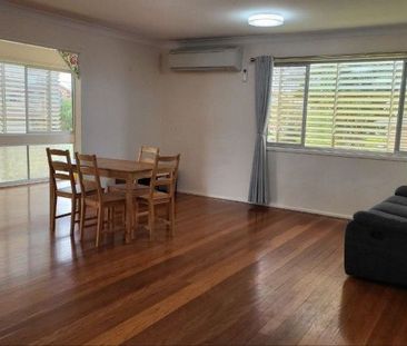 Furnished/Bill Incl 4 Bedroom Upper Flat - Photo 2