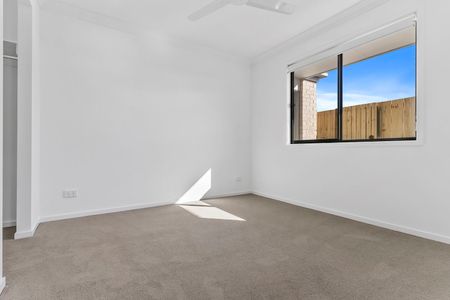 Fresh & Functional – 2-Bedroom Duplex with Fully Fenced Yard - Photo 2