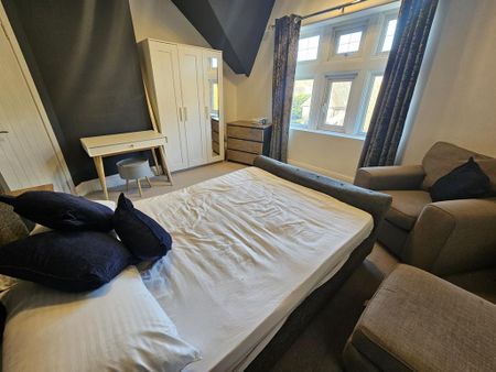 4 bedroom flat to rent - Photo 4