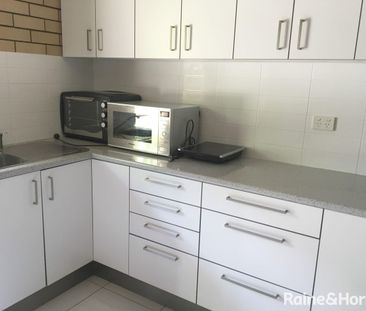 Ground Floor Studio - Walk to UQ | Electricity Included! - Photo 1