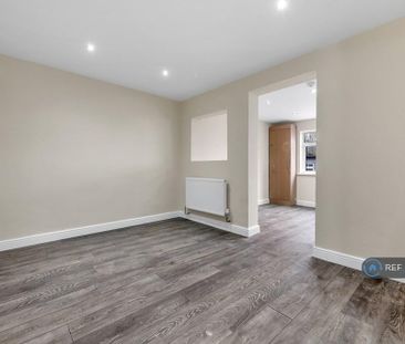 5 bedroom semi-detached house to rent - Photo 2