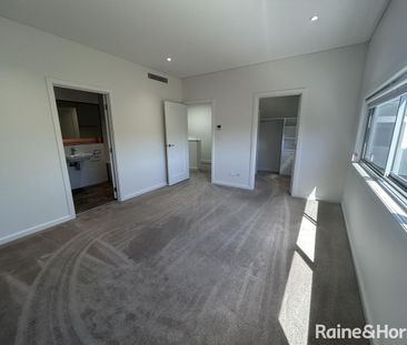 Luxury townhouse in close proximity to shops, transport, schools & ... - Photo 1