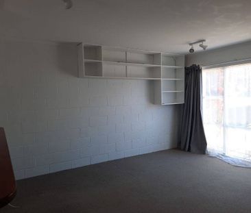 Spacious living area! - Photo 1