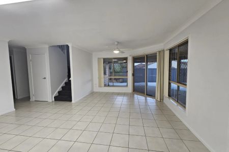 Stunning Double Storey Home in Underwood - Photo 3