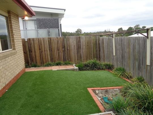 Low set Villa/Townhouse with low maintenance courtyard! Only 4 villa's in complex - Photo 1