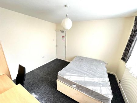 4 bedroom detached house to rent - Photo 3