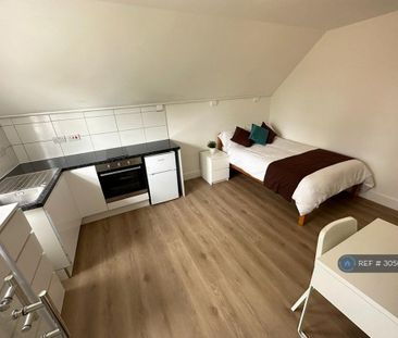 1 bedroom in a house share to rent - Photo 2