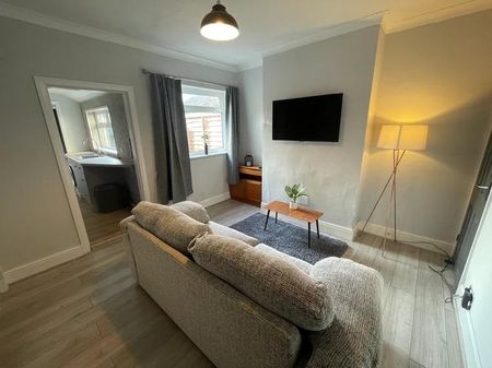 2 bedroom end of terrace house to rent - Photo 2