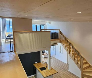 Coastal Elegance Meets Café Convenience - Photo 3