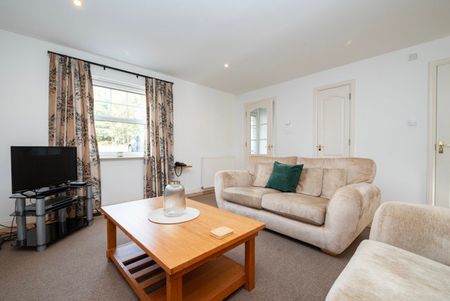 3 Queens Court, AB31 4GD, Banchory - Photo 2