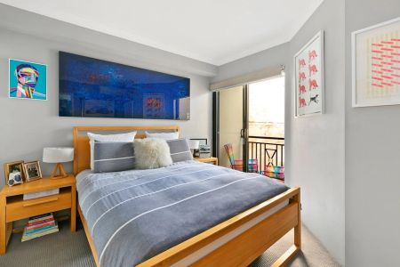 Chic Urban Two-Bedroom Apartment - Photo 2