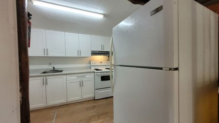 For Lease - 23 Glen Street, Wasaga Beach, Ontario - Photo 3