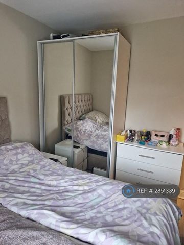 3 bedroom end of terrace house to rent - Photo 4