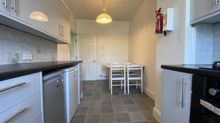 3 bedroom flat to rent - Photo 2