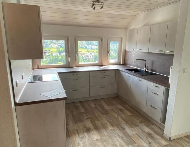 Gemütliche 4 ZKB Dachgeschosswohnung mit beheiztem Wintergarten und EBK in Bad Hersfeld ! - Photo 1