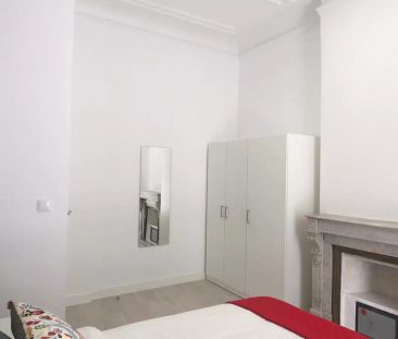 Cozy room in 10-bedroom apartment in Malasanña, Madrid - Foto 2