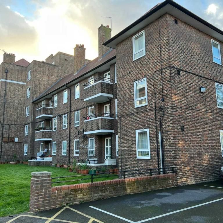 4 bedroom flat to rent - Photo 1