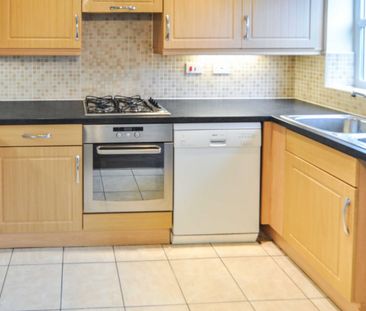 3 bed Town House - To Let - Photo 6
