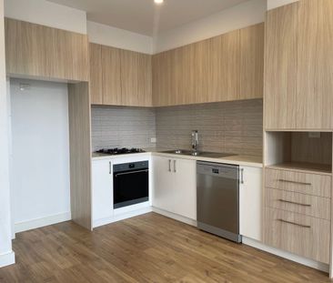 Town Residence in Top Location! - Photo 6