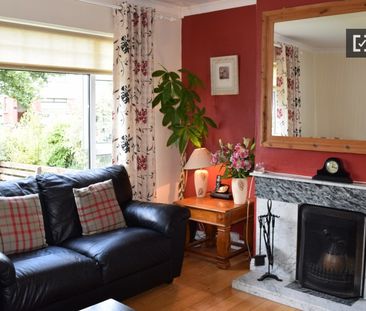 Good room in 4-bedroom apartment in Santry, Dublin - Photo 3