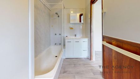 Charming Home in Quiet Street - Photo 3