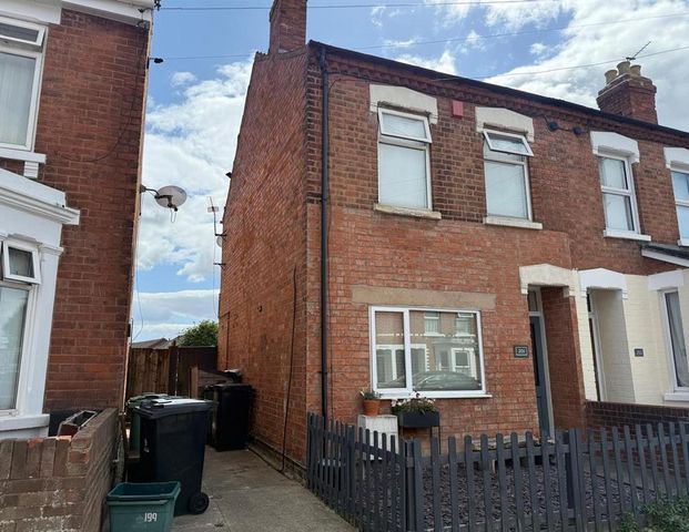 4 bedroom end of terrace house to rent - Photo 1