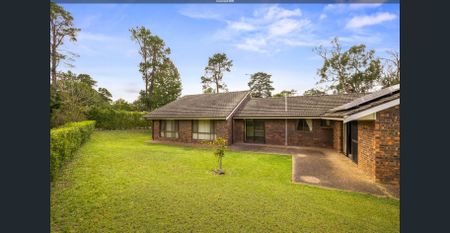 Spacious 4 bedroom home with an updated interior - Photo 2