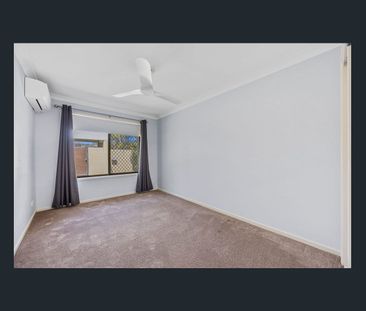 Large Three Bedroom Family Home with Swimming Pool! - Photo 4