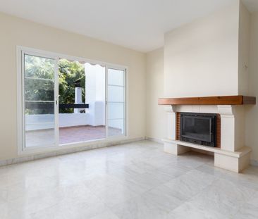 Apartment in San Pedro de Alcántara, Costa del Sol - Photo 2