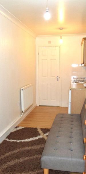 Clark Way, Heston, Hounslow - Photo 1