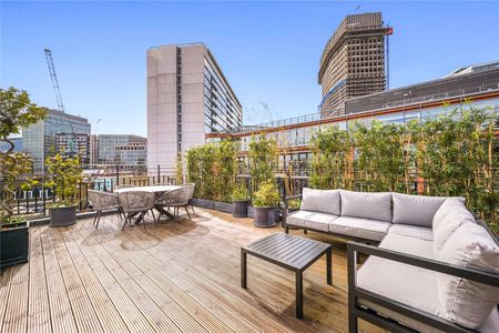 Exceptional 3 bedroom, 3 bathroom penthouse apartment, fully refurbished to a remarkable standard with large private terrace, stunning feature staircase and triple aspect reception. - Photo 4