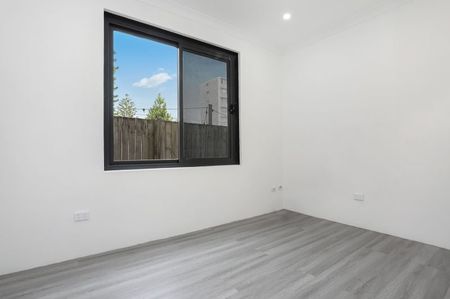 Two Bedroom just Footsteps to Bondi Beach! - Photo 2