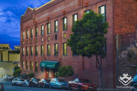 Spacious-Private-Sunny Woolstore Apartment - Photo 5