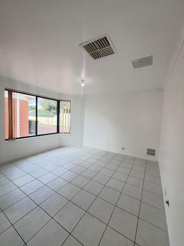 Comfortable & Convenient 3-Bedroom Home – Close to Everything! - Photo 2