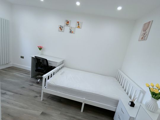 Studio Flat, Kennard Road, E15 - Photo 1