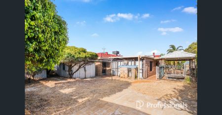 Spacious 4-Bedroom Family Home with Multiple Living Areas - Photo 2