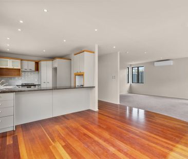 Large and Light Filled - Easy 10 minute walk to the Beach! - Photo 3